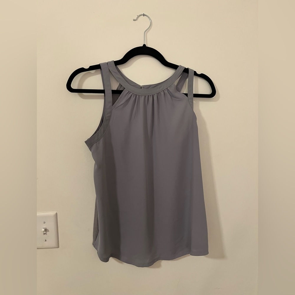 Express small petite top in gray. Barely worn. I’m good condition.